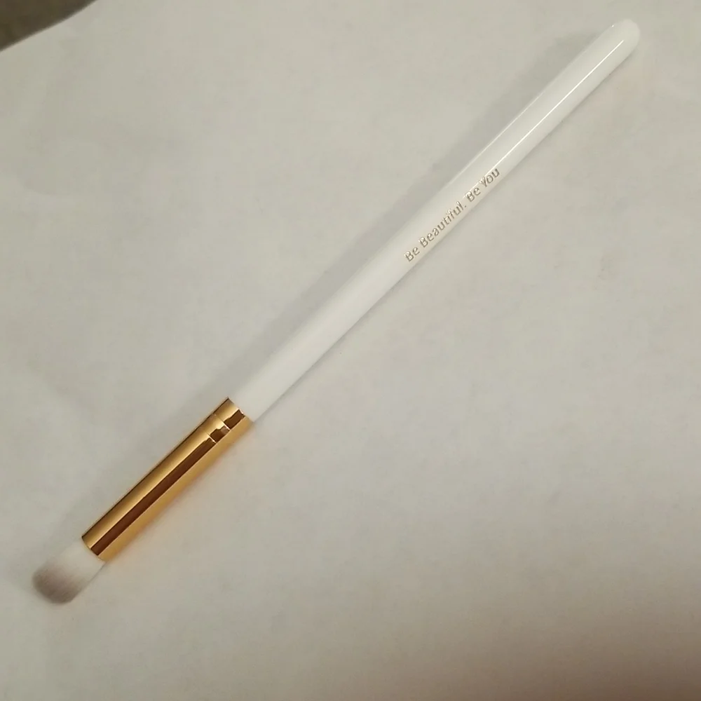 4/25 bundle item. FARAH Blender Brush 25E